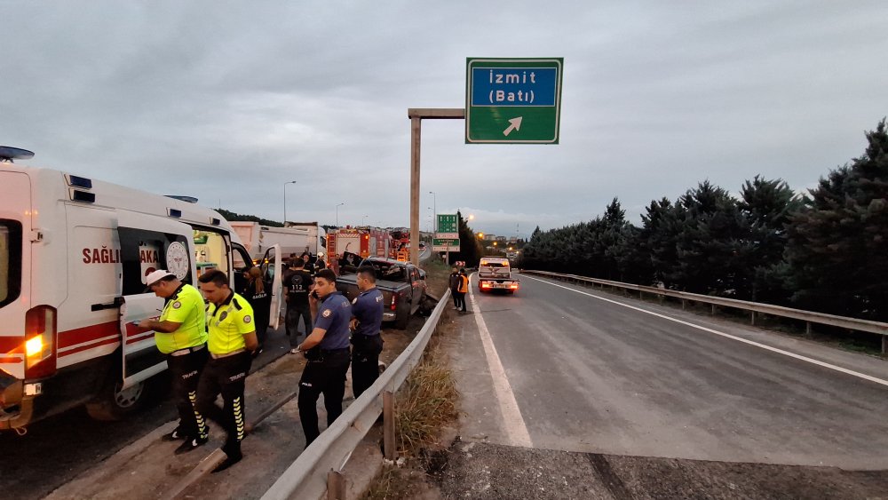 TEM'de feci kaza: Bariyerleri parçalayıp direğe çarpan kamyonet sürücüsü öldü