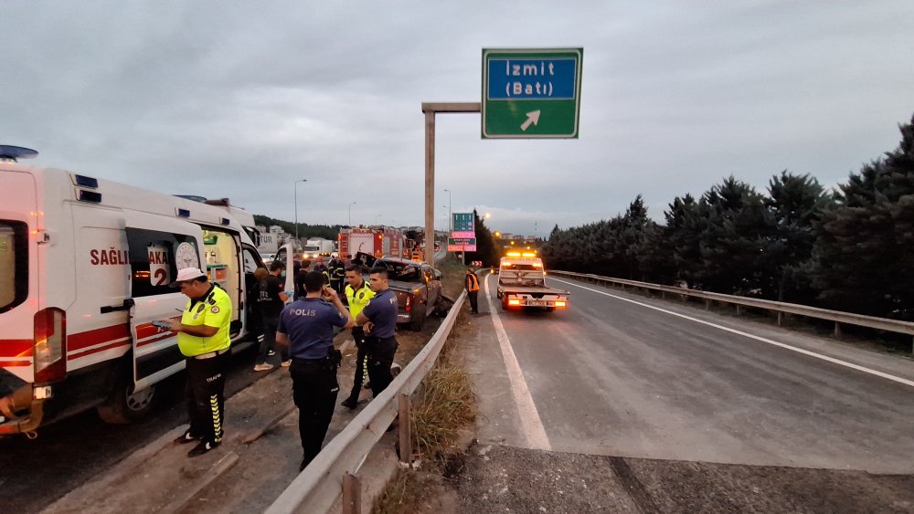 TEM'de feci kaza: Bariyerleri parçalayıp direğe çarpan kamyonet sürücüsü öldü