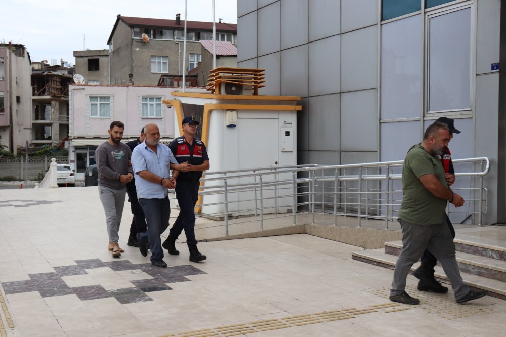 Cezai işlem sırasında polis memuruna sandalye ile saldıran 2 kişi tutuklandı