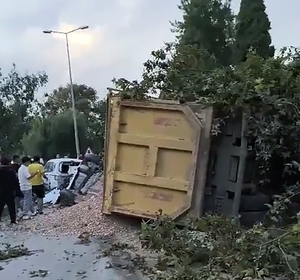 Kum yüklü hafriyat kamyonu freni boşalınca 7 araca birden çarptı