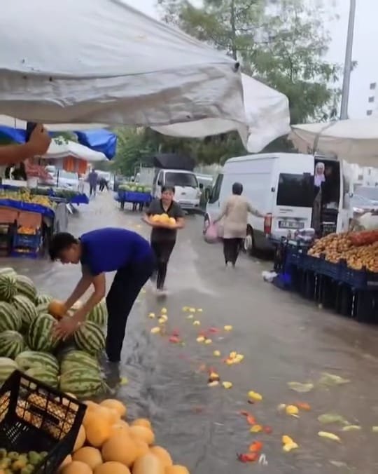 Sağanak ve dolu yağışı Diyarbakır sokaklarını felç etti