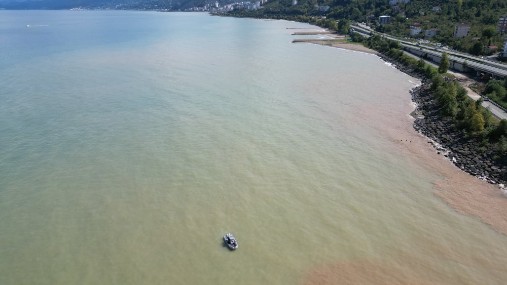 Trabzon’u sel vurdu, Karadeniz renk değiştirdi!