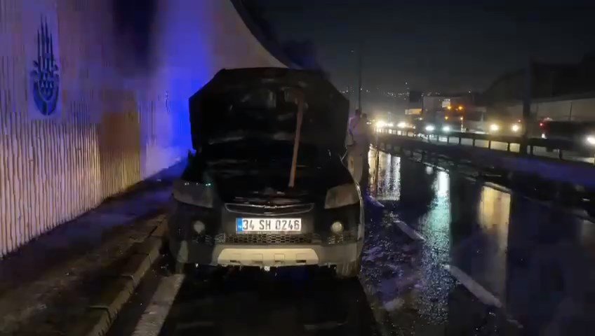 Bakırköy'de seyir halindeki otomobil cayır cayır yandı, otomobi demir yığınına döndü