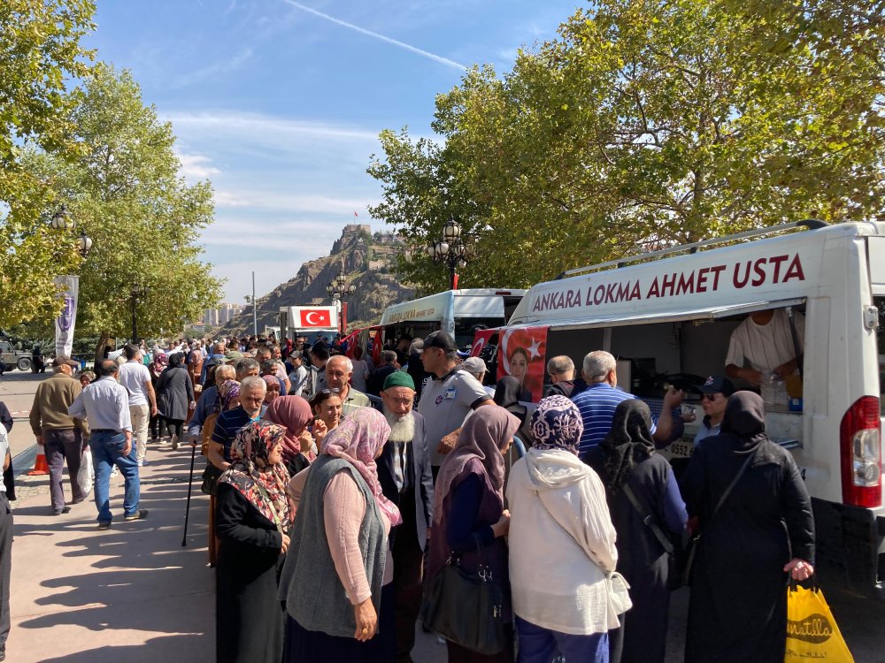 Şehit Şeyda Yılmaz'ın meslektaşları lokma dağıtıp Kur'an okuttu