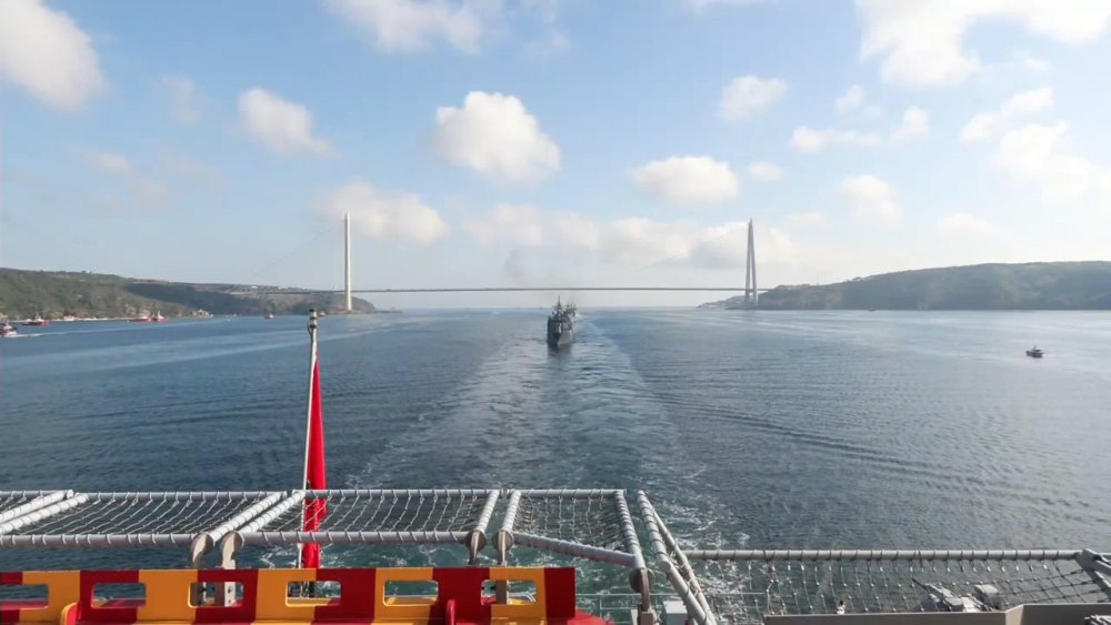 TCG Anadolu ve 15 savaş gemisinden İstanbul Boğazı'nda resmi geçiş