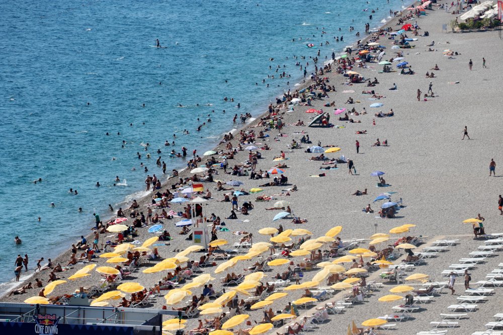 Antalya'da sahiller doldu taştı!