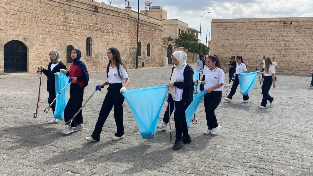 Öğrenciler atık maddelerden ürettikleri aletle, çevredeki çöpleri topladı