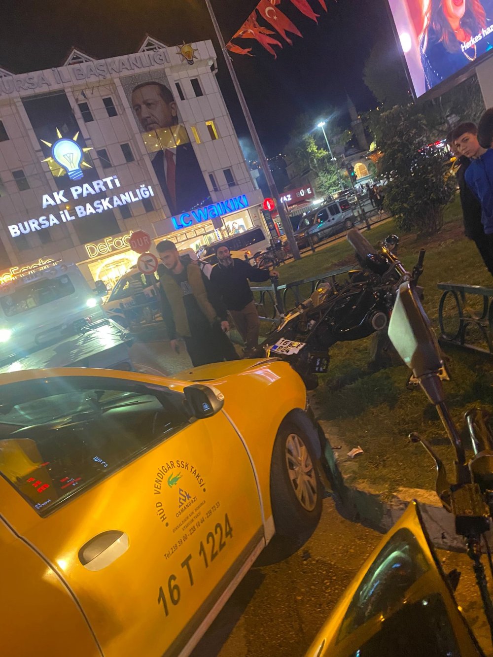 BURSA Taksi ile çarpışan motosikletteki 2 kişi yaralandı