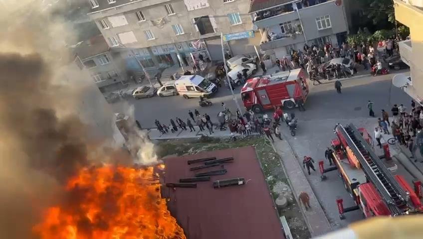 Korku dolu anlar: 3 katlı binanın çatısında yangın çıktı