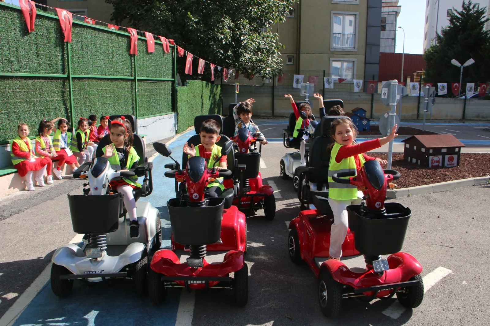 kartalli-cocuklar-trafik-egitimini-eglenerek-ogreniyor-2-1.webp