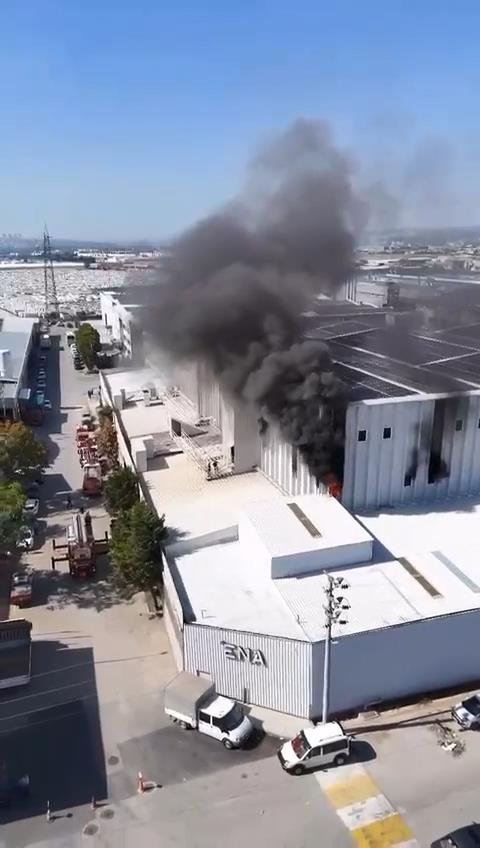 Tekstil fabrikasında yangın çıktı: 1 işçi dumandan etkilendi