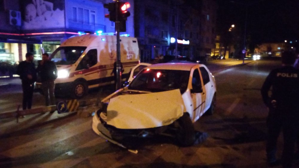 Bursa İnegöl'de kavşakta otomobiller çarpıştı: 3 yaralı