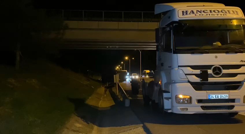 Silivri'de bir TIR'ın dorsesi devrildi