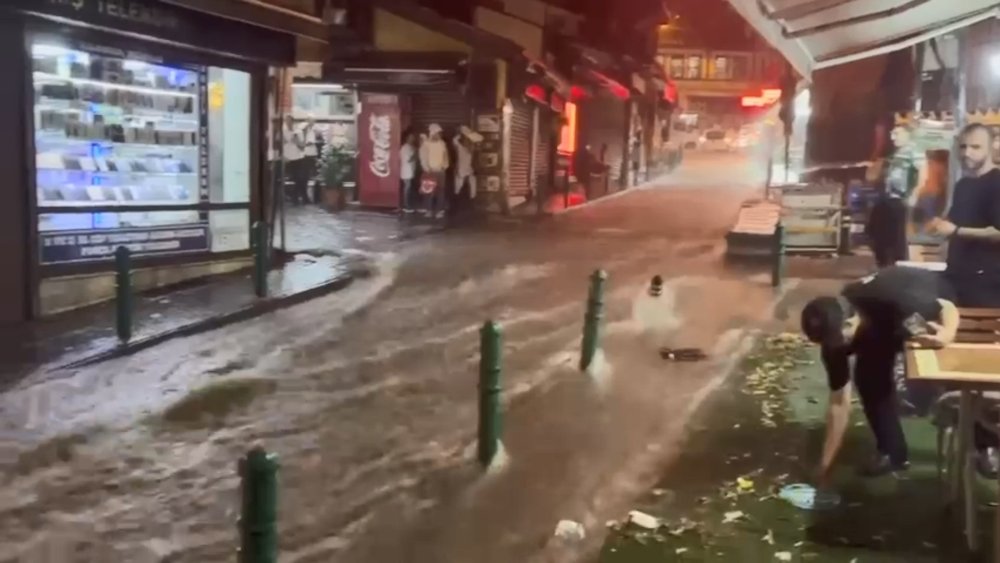 Bursa'da fırtına ve sağanak zor anlar yaşattı