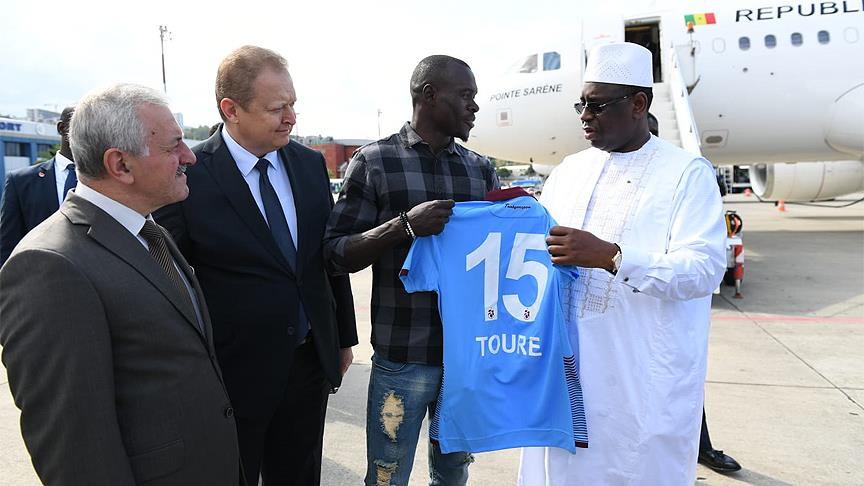 Çin ziyaretinin ardından ülkesine dönen Senegal Cumhurbaşkanı Macky Sall'yi taşıyan özel uçak yakıt ikmali için Trabzon'a indi. Sall'yi ülkesine uğurlayanlar arasında Zargo Toure de yer aldı.