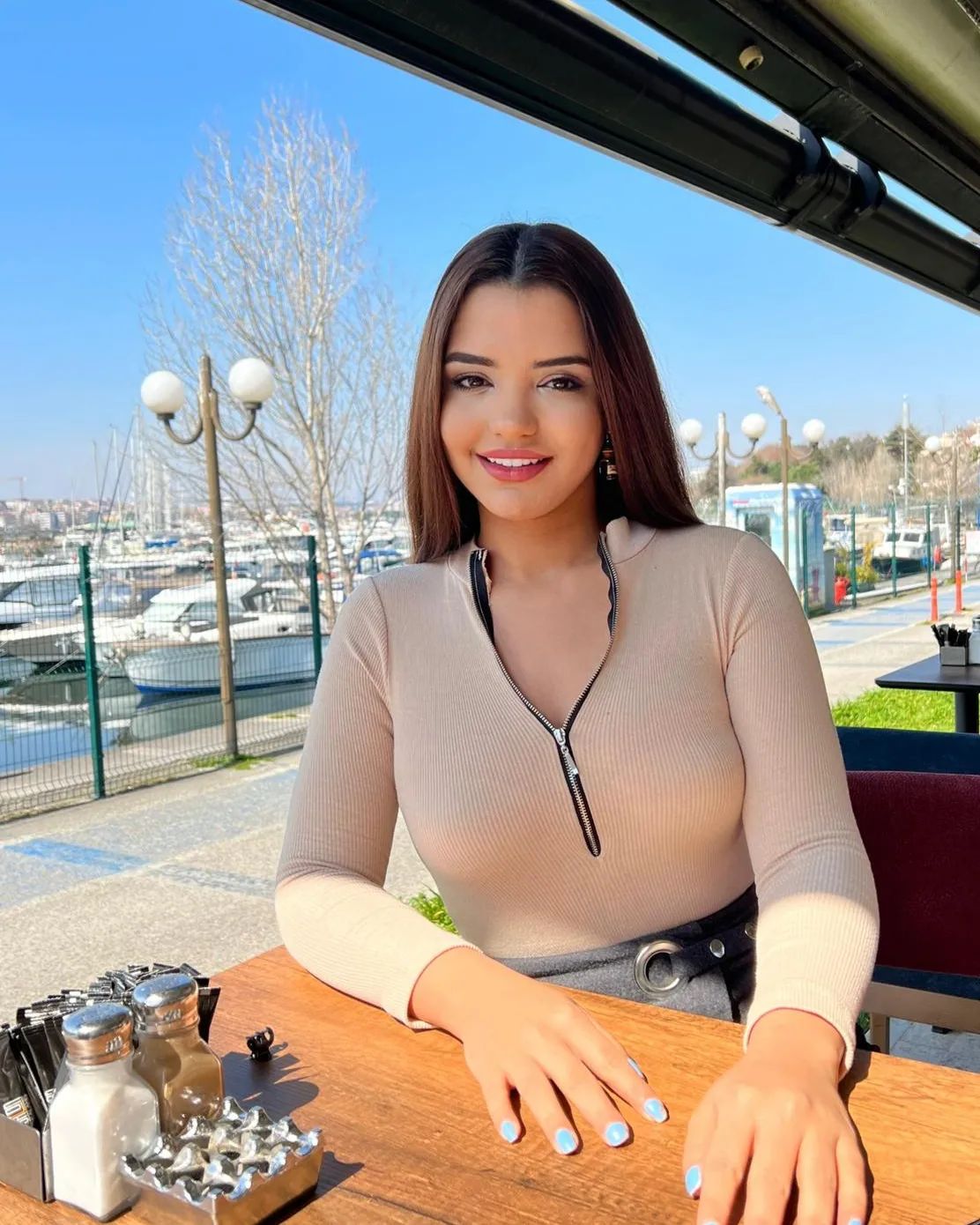 Zuhal Topal'la Yemekteyiz Bermal Karaer kimdir? Instagram hesabı