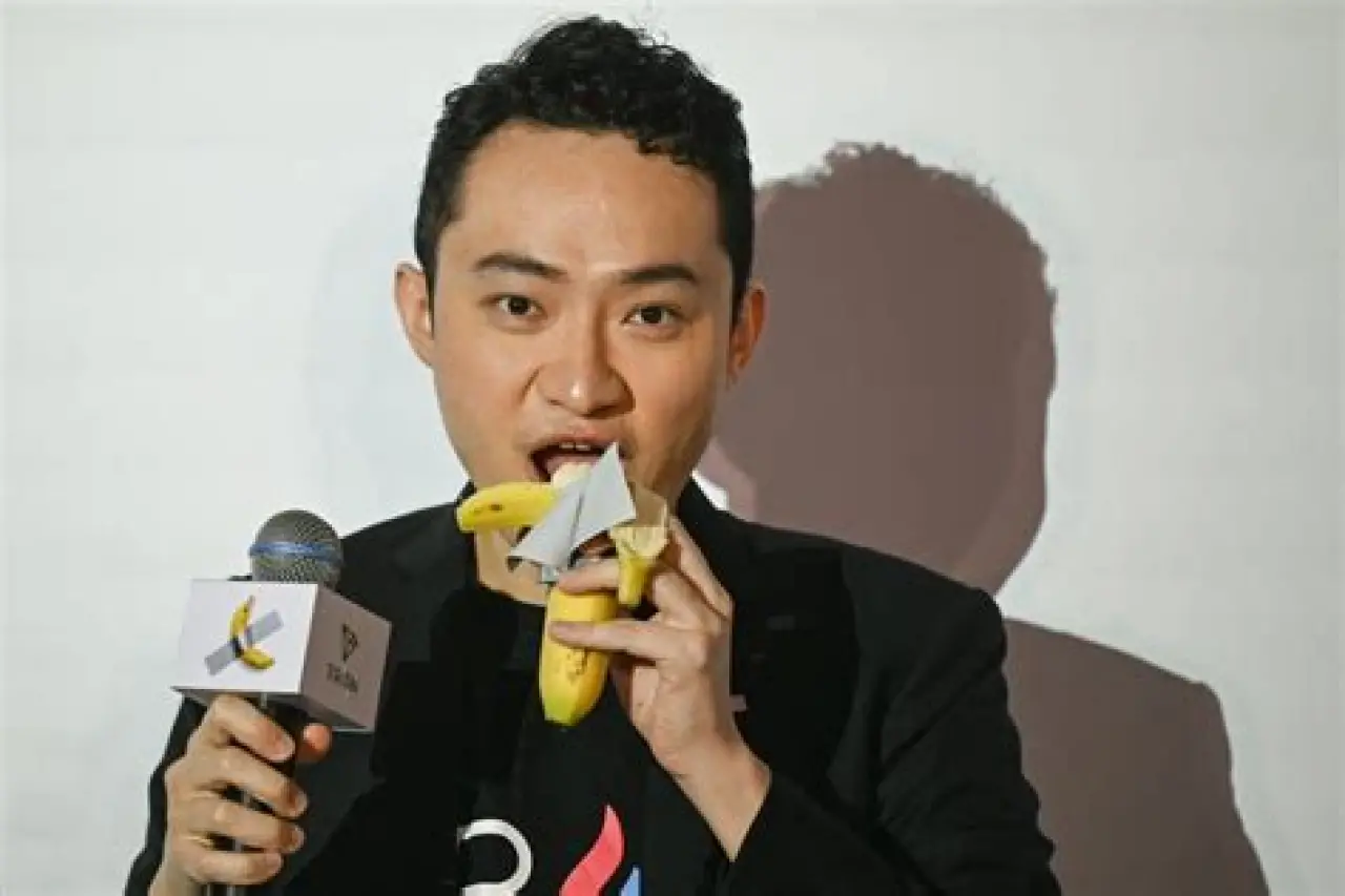 Wziął i zjadł. Justin Sun skonsumował banana za 64 BTC, czyli 6,2 mln USD! | BitHub.pl