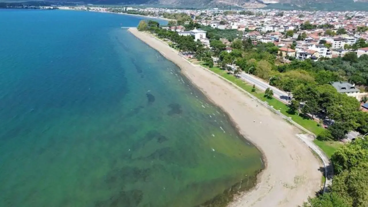 Göl suları çekildi, içinden çıkanlar şaşkına çevirdi: Ağzı kapalı 3 küp