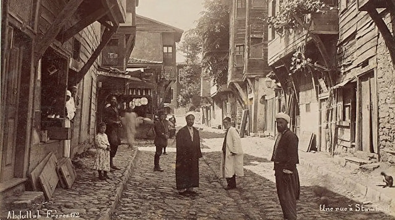 Okuyunca herkesin çok etkilendiği ve ilginç bir sonla karşılaştığı bu hikaye epey zamandır dillerde dolaşıyor. Bilmeyenleri 1800'lü yılların İstanbul'una götürelim önce bir.